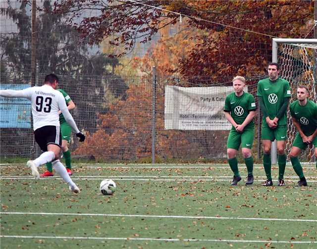 Auch dieser Freistoß von Iljaz Gubetini fand nicht das gewünschte Ziel.Fotos: RASCH