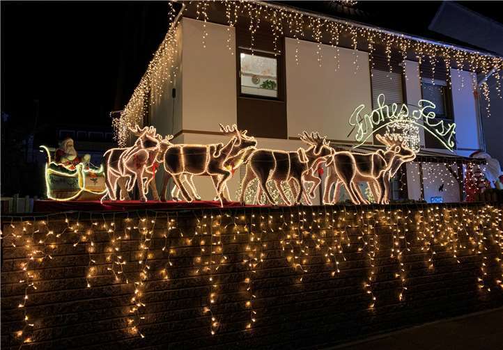Auch dieses Jahr hat das Ehepaar Said und Margot Wagner mit ihrem Team ein Winter-Wunderland erschaffen: mit einem Rentier-Schlitten, einer großen Krippe und einer ganzen Eisbärenfamilie.Foto: privat