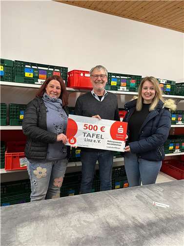 Auch dieses Jahr konnten die beiden Möhnen Corinna Runkler (Beisitzerin, links) und Corinna Pertzborn (Kassiererin, rechts) an Gerd Brosowski, 2. Vorsitzender der Linzer Tafel, einen Scheck in Höhe von 500 Euro überreichen.  Foto: Shiraz Hussein
