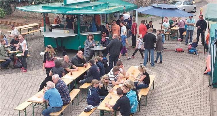Auch dieses Jahr verschlug es die Dorfbewohner zum gemeinsamen Feiern auf den Dorfplatz.  privat