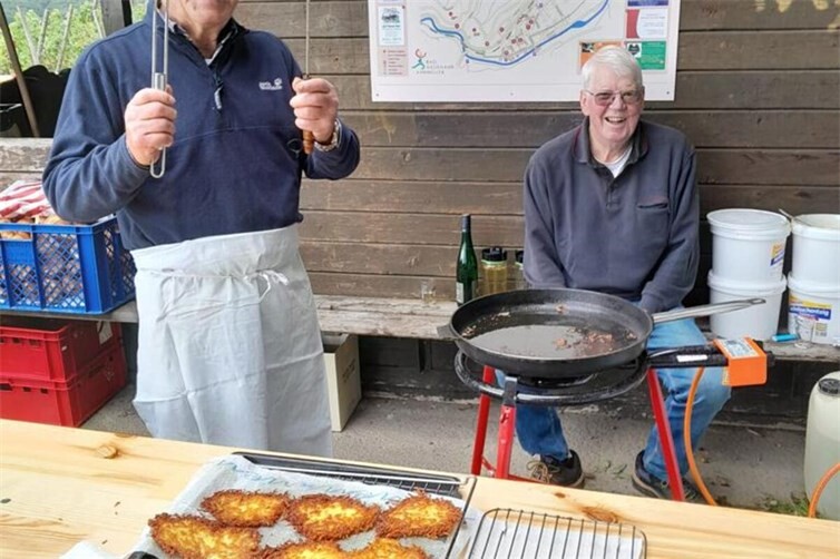 Auch dieses Jahr wieder für Reibekuchen zuständig, Heinz Ring (links) und Clemens Beu 