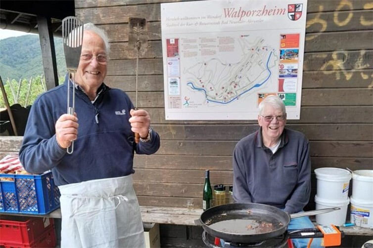 Auch dieses Jahr wieder für Reibekuchen zuständig, Heinz Ring (links) und Clemens Beu.