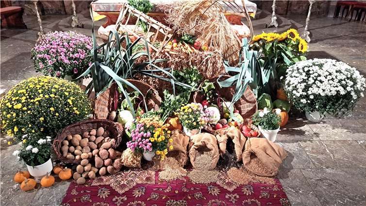 Auch dieses Jahr wieder hatten Mitglieder des Bauernvereins Kruft viel Zeit und Mühe aufgewandt, um einen ansprechenden Erntedankaltar in der Pfarrkirche Sankt Dionysius zu gestalten. Foto: privat