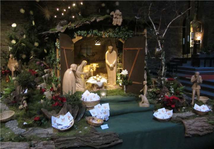 Auch dieses Jahr wurden von Besuchern an der Krippe „Sternenzettel“ mit Namen und Anliegen zur Krippe gebracht.