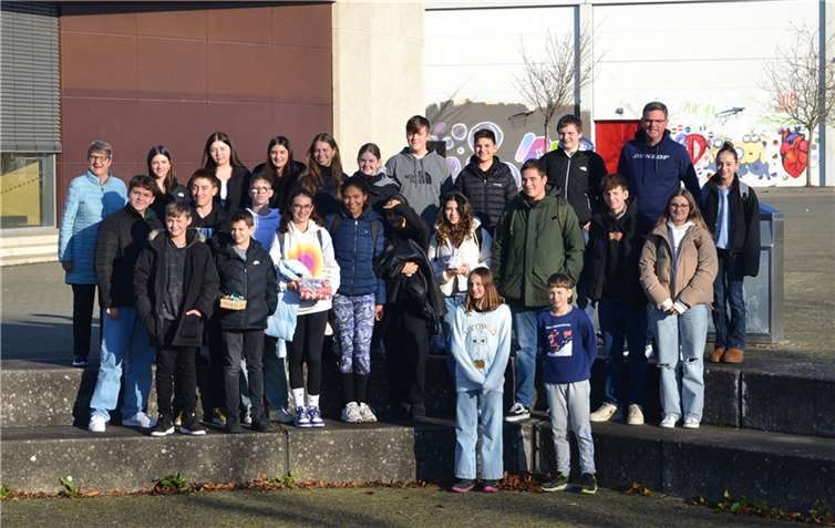 Auch diesmal war es wieder ein schöner Moment, als die Schülerinnen und Schüler der IGS Pellenz ihre Wunschbaum-Geschenke Martina Prüm von der Caritas überreichten. Foto: E.T. Müller