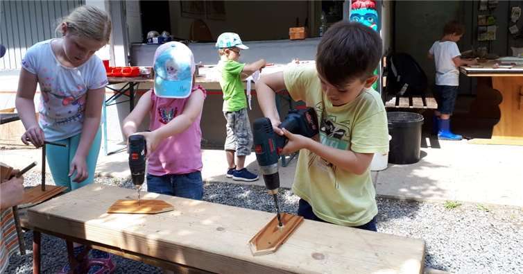 Auch eigene Schiffchen durften die Kinder bauen. Fotos: privat