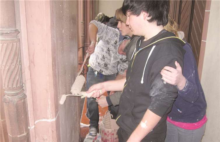 Auch ein Beitrag zu mehr Verständnis: Die jungen Leute übermalten die Schmierereien an der Matthiaskirche.  Privat