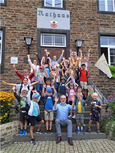 Auch ein Besuch des Stadtbürgermeisters Alfons Mußhoff im Alten Rathaus Unkel stand auf dem Programm der Ferienfreizeit.  Foto: Beate Johl