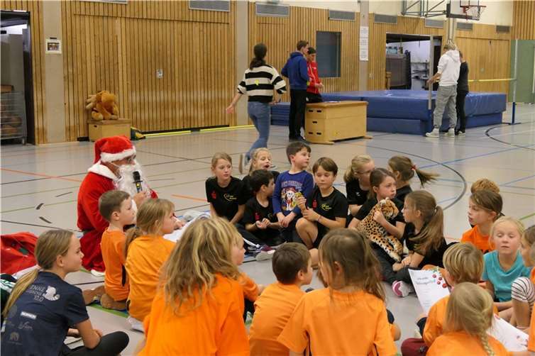 Auch ein Besuch vom Nikolaus stand auf dem Programm.  Foto: Jens Fahrenbruch