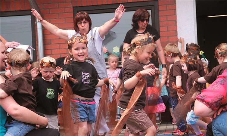 Auch ein Eulentanz mit hübschen Eulenkostümen wurde vorgestellt.privat