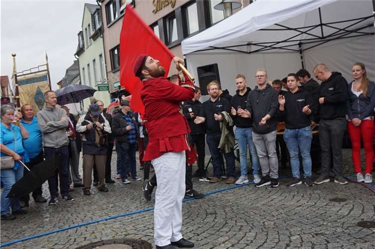 Auch ein Fahnenschwenker sorgte für einen feierlichen Rahmen.