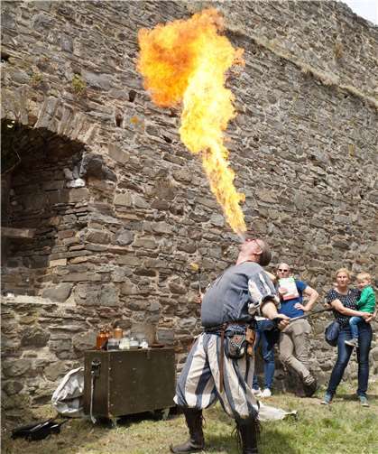Auch ein Feuerspucker durfte nicht fehlen.