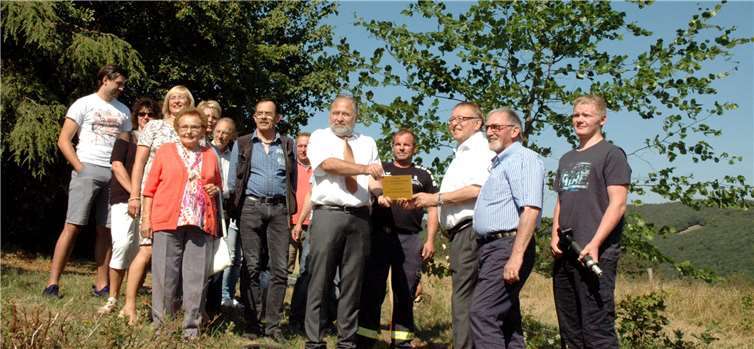 Auch ein Gedenkschild wurde von Landrat Dr. Jürgen Pföhler an den Kaltenborner Ortsbürgermeister Manfred Hoffmann übergeben.UM