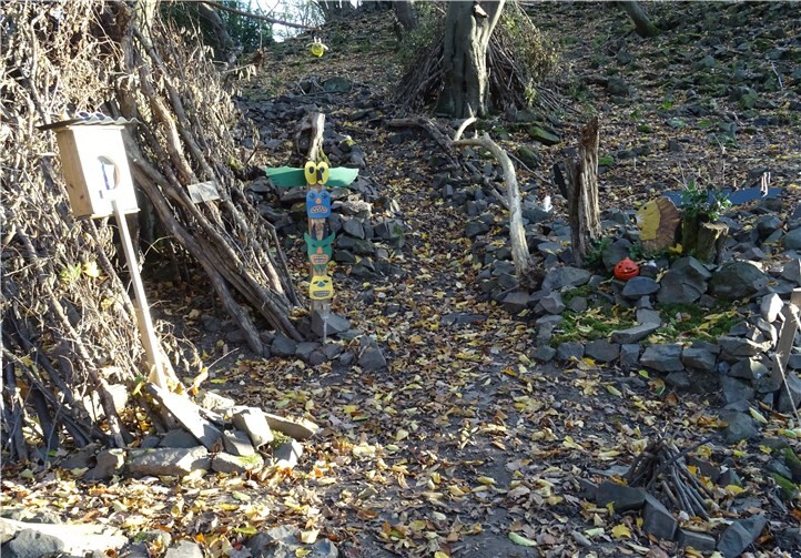 Auch ein Marterpfahl kann bewundert werden.