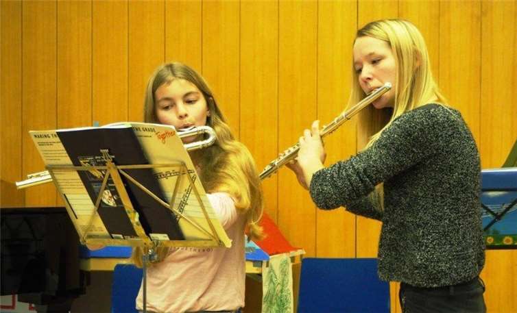 Auch ein Querflötenduo wird im Seniorenheim Marienstift zu hören sein.KMS MYK