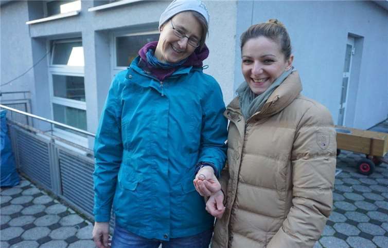 Auch ein Ring konnte am Rhein gefunden werden,den Nicole Emmler und Natalie Karij hier präsentieren.