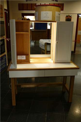 Auch ein Schminktisch wurde gefertigt.