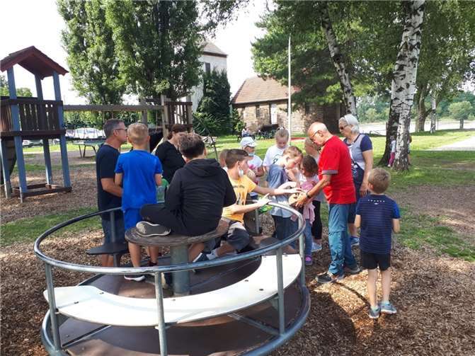 Auch ein Spielplatzbesuch der Kinder stand auf dem Plan. Hier konnte denFerienkindern noch eine kleine süße Überraschung überreicht werden. Fotos privat