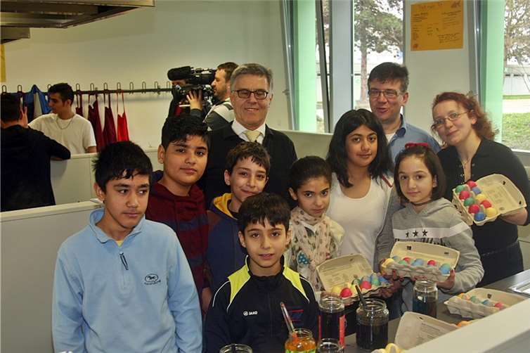 Auch ein Stück deutscher Kultur: Die meist syrischen Kinder lernten den Brauch des Eierfärbens kennen und konnten am Ende viele bunte Ostereier präsentieren. RÜ