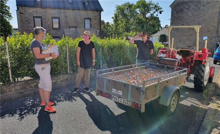 Auch ein Traktor kam zum Einsatz, um die Tüten an die Bewohner zu verteilen.