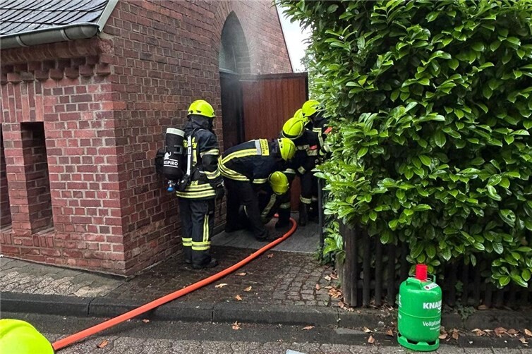 Auch ein angenommen verletzter Atemschutzgeräteträger musste bei der Übung gerettet werden