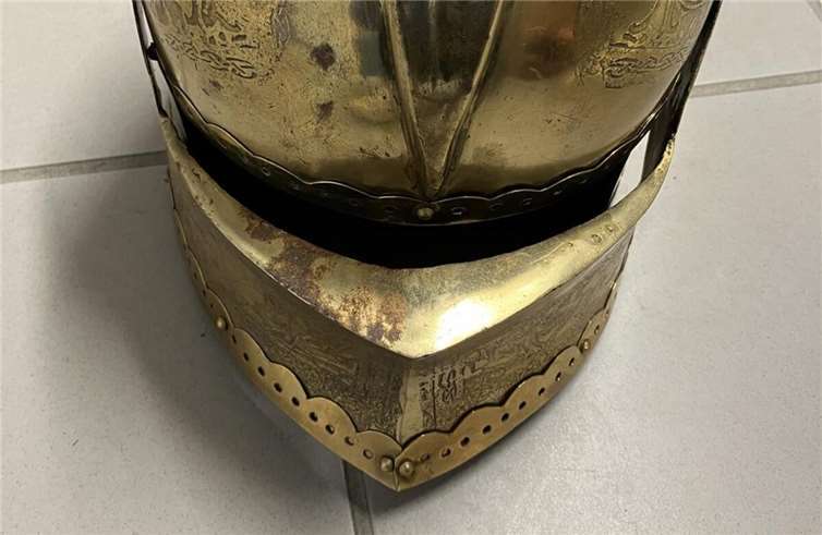 Polizei sucht Eigentümer von Gitarren, Ritterhelmen und weiteren Gegenständen Auch ein goldener Ritterhelm war bei den Gegenständen.