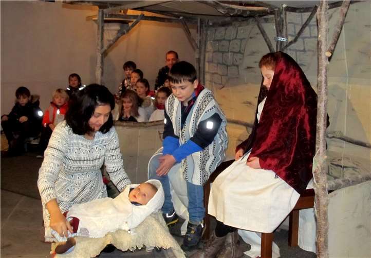 Auch ein kleines Jesuskind-Baby, das vor Maria und Josef in der Krippe lag, brachte sich in das Stück mit ein.