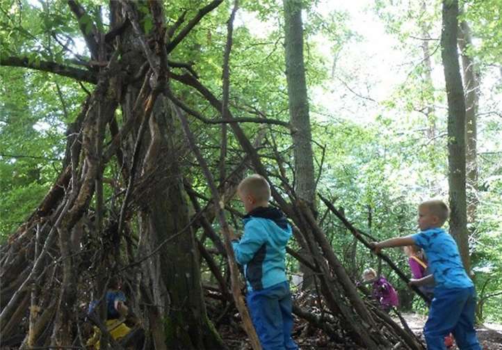 Auch ein marodes Tipi wurde wieder aufgebaut.