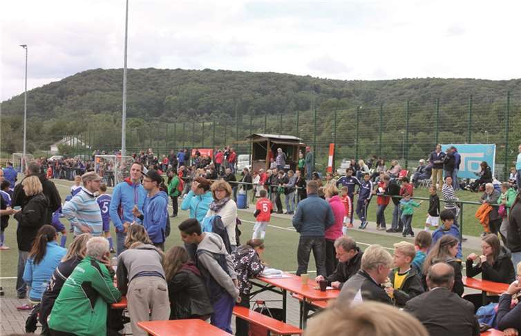 Auch ein riesiger Tross an Betreuern, Eltern und Zuschauer musste versorgt werden.