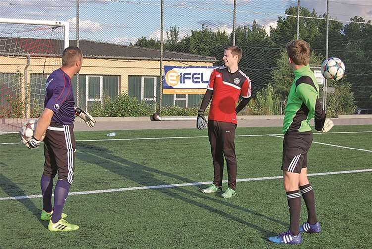 Auch ein vernünftiges Aufwärmprogramm gehört beim Torwarttraining dazu.