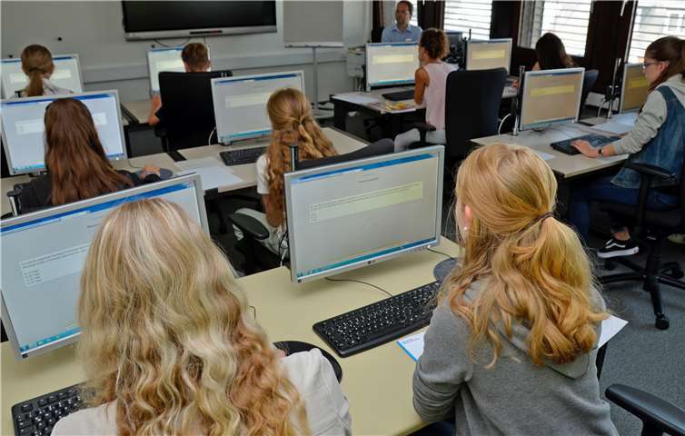 Auch ein virtueller Einstellungstest stand auf dem Programm.Foto: Kreisverwaltung