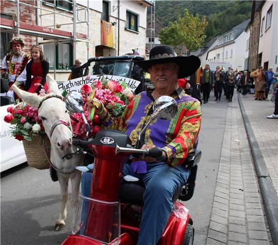 „Dernau wird wieder bunt“ Auch ein waschechter Dernauer Esel war im Festzug vertreten.