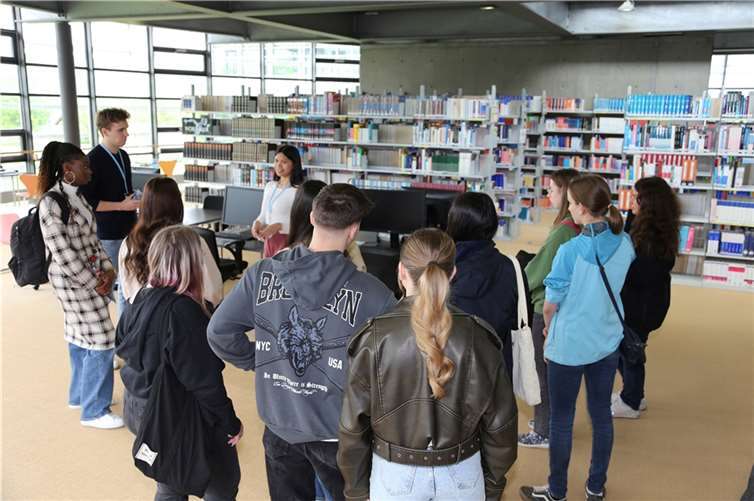 Auch eine Bibliotheksführung fand statt.
