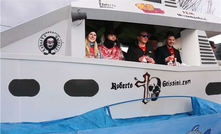 Auch eine Jacht durfte bei dem Karnevalsumzug in Wiesemscheid nicht fehlen.SES