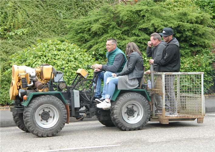 Auch eine Mitfahrt in einem der Fahrzeugeunterschiedlichster Bauart war für einige Besucher möglich.