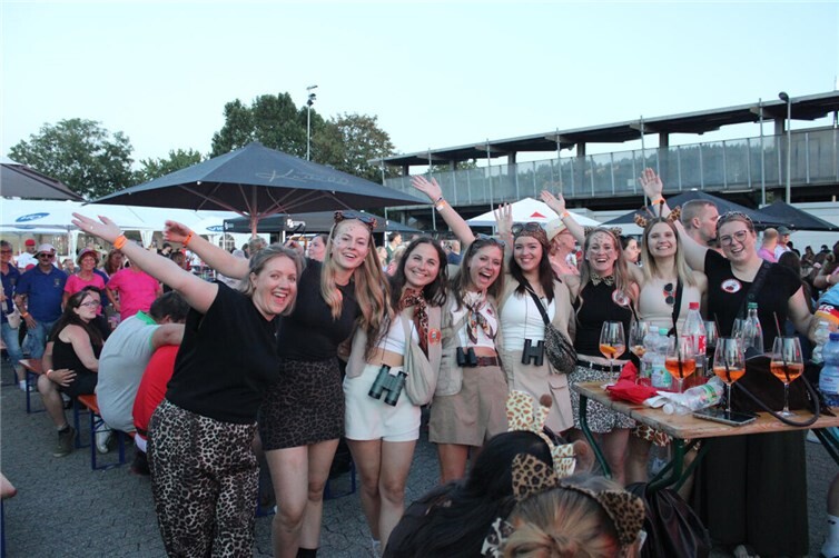 Auch eine Safari-Gruppe war ans Apollinarisstadion gekommen.  Fotos: DU