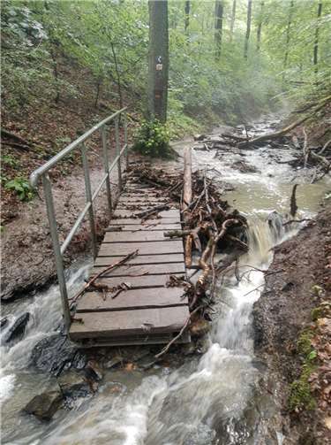 Auch eine der Brücken wurde aus der Verankerung gerissen.