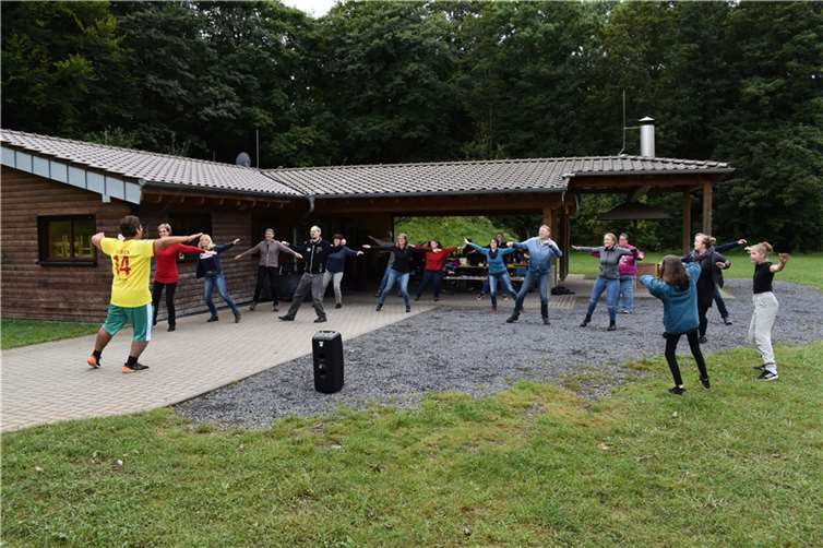 Auch eine kleine Einheit Zumba trug zur allgemeinen Erheiterung bei. Foto: privat