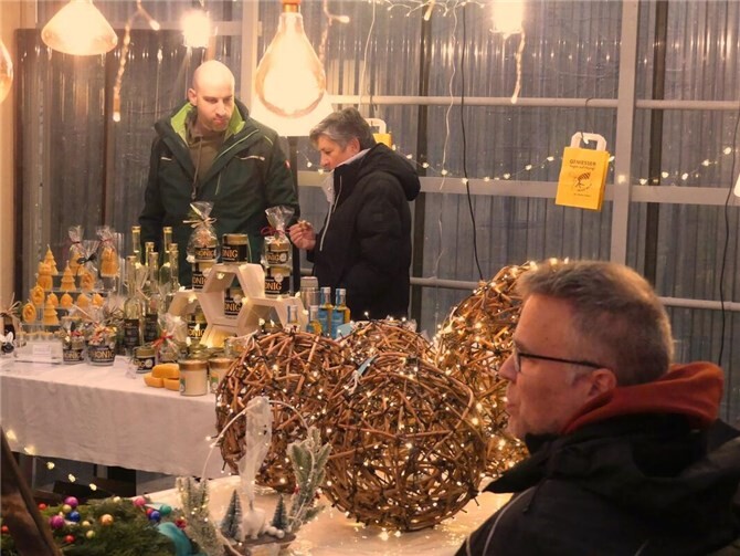 Auch eine willkommene Vielfalt von Kunsthandwerk in Form von weihnachtlichen Bastelarbeiten war im Angebot.