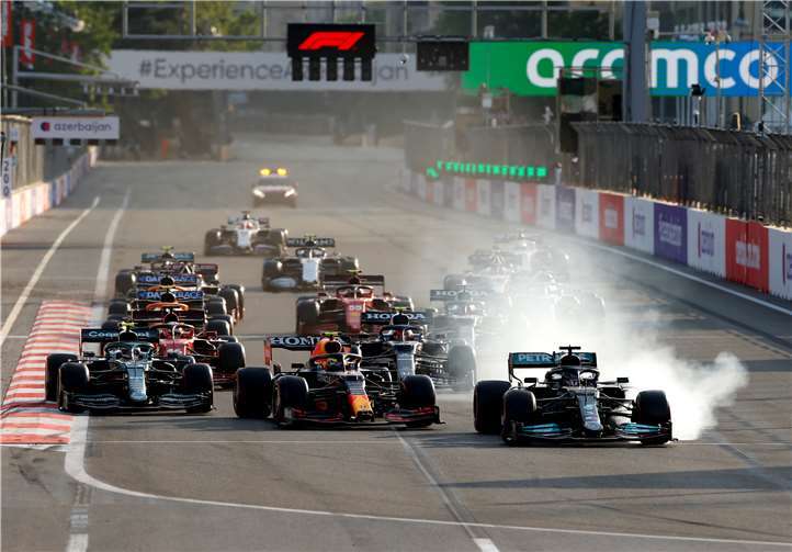 Auch einem Weltmeister Hamilton passieren Fehler. Nach dem Re-Start in Baku verbremst sich der siebenfache Weltmeister und fährt in die Reifenstapel. Vorn rechts der Sieger von Baku, Sergio Perez auf Red Bull. Ganz links Sebastian Vettel auf Aston Martin. Foto: Daimler AG