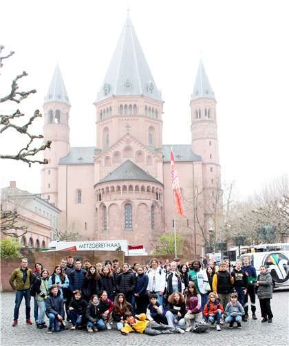 Auch einen Blick auf den Dom ließen sich die deutschen und französischen Schüler beim Rundgang in Mainz nicht entgehen. Quelle: Realschule plus und FOS Untermosel