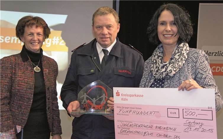 Auch einen Scheck über 500 Euro konnte Josef Schwark für sein ehrenamtliches Engagement entgegennehmen.