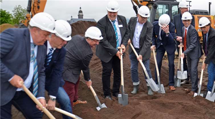 Neue Senioreneinrichtung entsteht in Kruft Auch einige Ehrengäste legten beim Spatenstich selber Hand an. Foto: Oliver Goerres