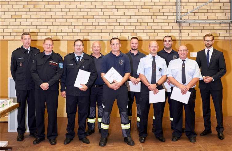 Auch einige Kameraden der Werksfeuerwehr von Klöckner Pentaplast haben im Ahrtal kräftig mit angepackt: Zusammen mit den Feuerwehrleuten der Verbandsgemeinde Montabaur erhielten auch sie ihre Fluthilfe-Medaillen und –urkunden.  Fotos: VG Montabaur / Sascha Ditscher