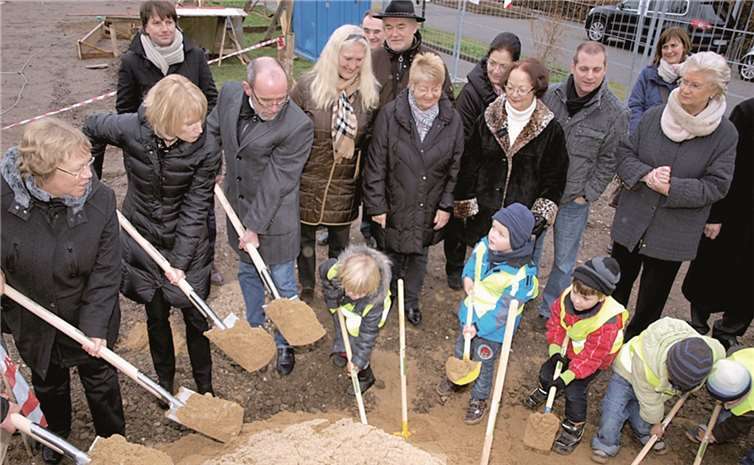 Auch einige Kinder waren mit Eifer beim Spatenstich der neuen Kita auf dem Gelände der ehemaligen Boelcke-Kaserne mit dabei. US
