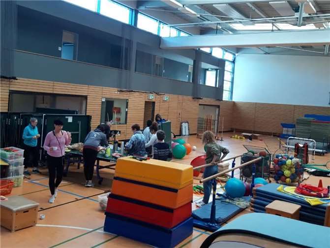 Auch einige Sportgeräte wurden rausgesucht, die an, von der Flutkatastrophe, betroffene Sportstätten im Kreis Ahrweiler gehen.  Foto: privat