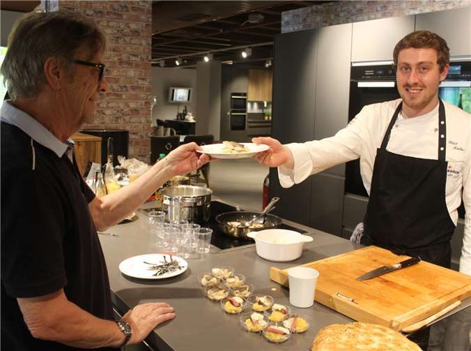 Auch einige leckere Häppchen gab es in der neuen Ausstellung zu verkosten.Fotos: DU