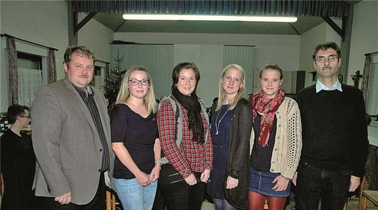 Auch engagierten Nachwuchs konnten Christoph Schnitker (l.) und Guido Pauly auszeichnen (v. l.): Eva Flammersheim, Tamara Schmandt, Simone Schumacher und Carolin Schumacher.