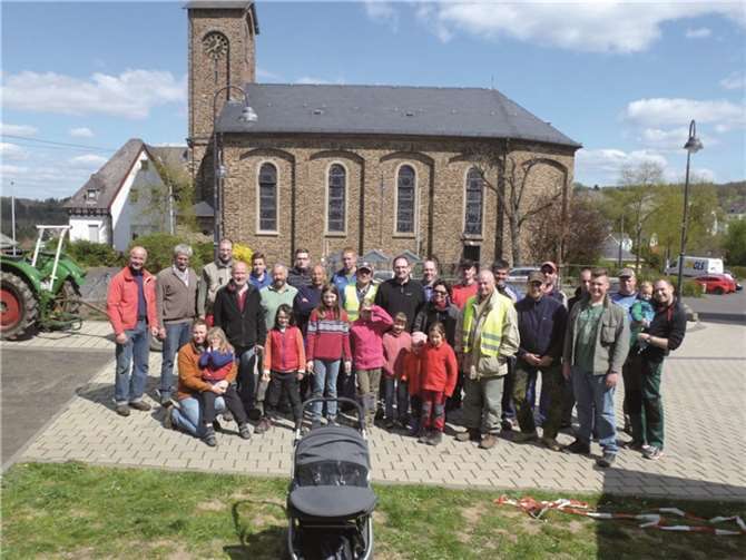 Auch etliche Kinder und Jugendliche halfen bei der „Dreck-weg-Aktion“ in Waldesch mit.privat