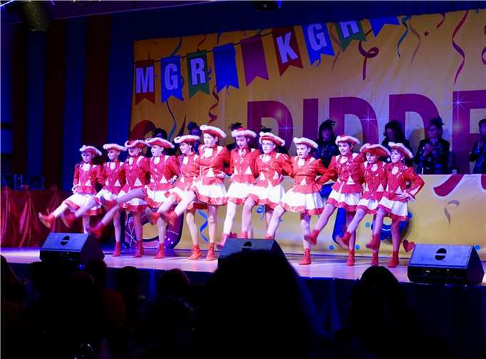 Auch flotte Gardetänze gab es auf der Bühne zu bestaunen.